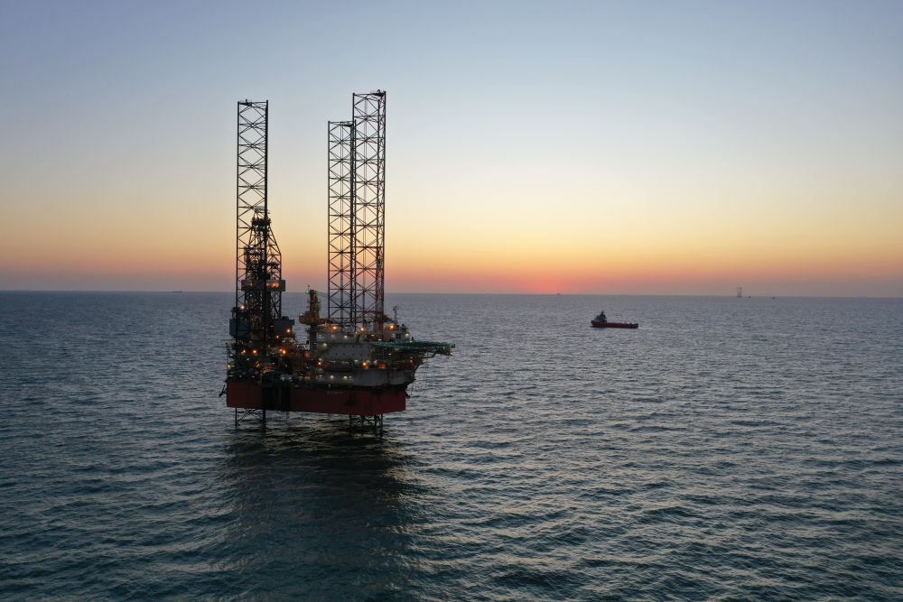 渤海で深層石油・天然ガス掘削作業を行っている「海洋石油946」掘削プラットフォーム。（画像提供は中国海油）