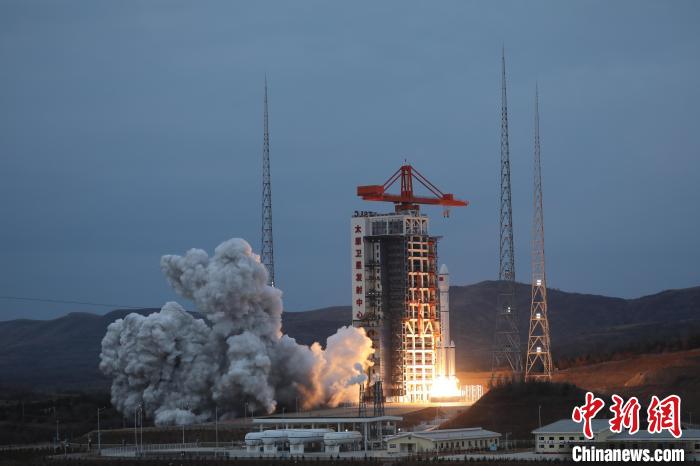 中国は太原衛星発射センターで27日、キャリアロケット「長征6号改」を使い、「雲海3号02星」を打ち上げた。撮影・鄭斌