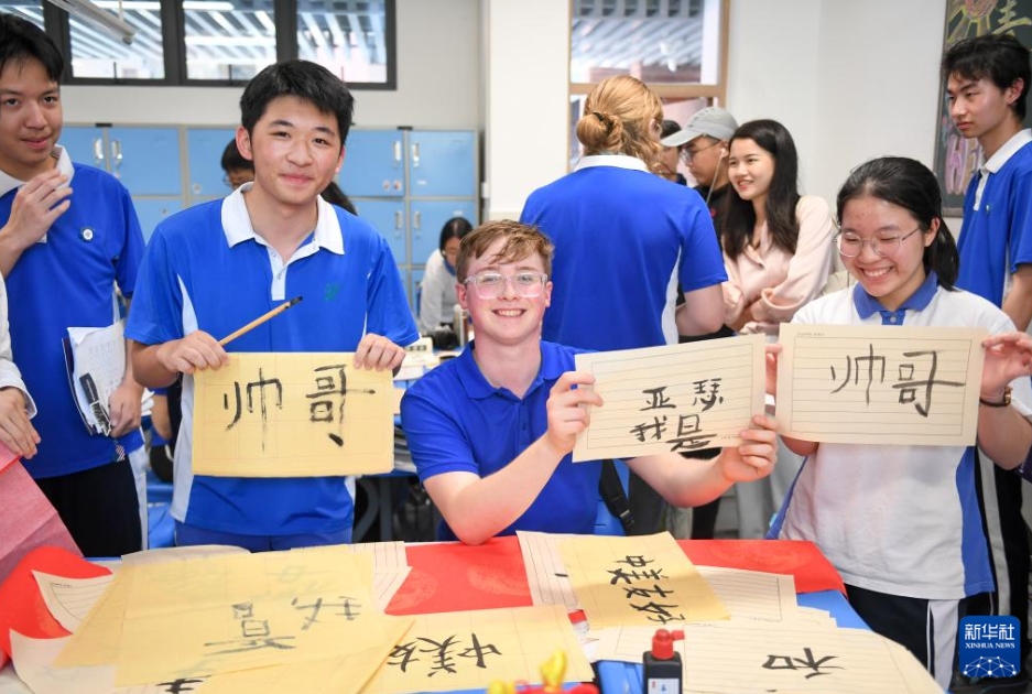 米国ワシントン州の中高生代表団が中国各地を訪問して交流