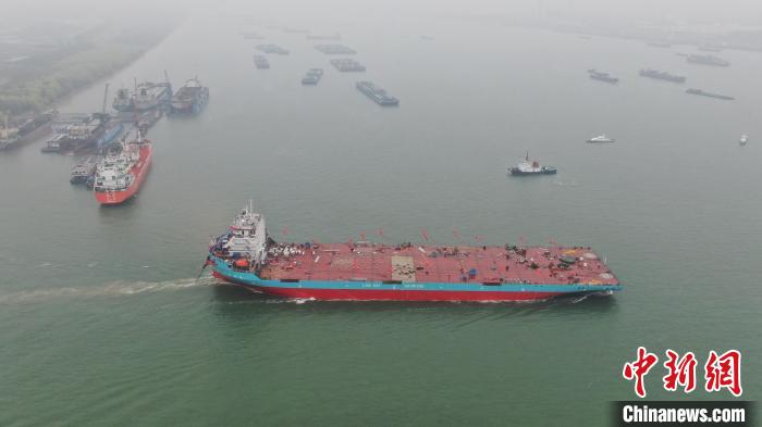 南京市で進水するワールドワイド多目的甲板輸送船「覧海鴻運」。撮影・施向輝