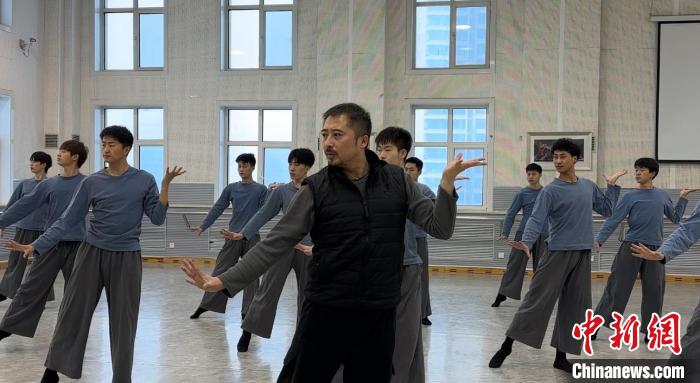 3月上旬、男子学生向けクラスで敦煌舞を教える黎明東さん（撮影・王牧雨）。