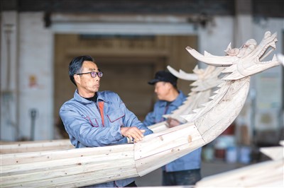 3月19日、江蘇省興化市の竹泓木船文化産業パーク内の作業場でドラゴンボートを製作する職人たち（撮影・周社根/写真著作権は人民視覚が所有のため転載禁止）。