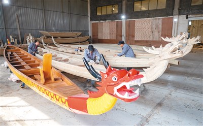 3月19日、江蘇省興化市の竹泓木船文化産業パーク内の作業場でドラゴンボートを製作する職人たち（撮影・周社根/写真著作権は人民視覚が所有のため転載禁止）。