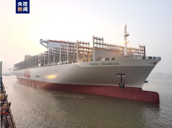 江蘇省南通市のある造船会社が独自に研究開発したシリーズ船の4隻目で、中国で今年完成した1隻目の世界最大級のコンテナ船「東方瓦倫西亜（OOCL VALENCIA）」（資料写真）