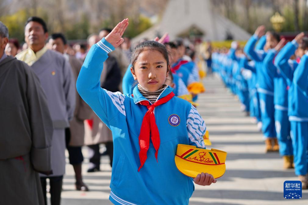 百万農奴解放記念日を祝う人々　西蔵