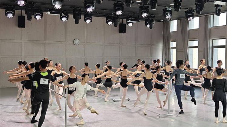 3月25日、北京舞踊学院の学生たちとの合同レッスンを行った森下団長と松山バレエ団青年代表団のメンバー（撮影・付博）。