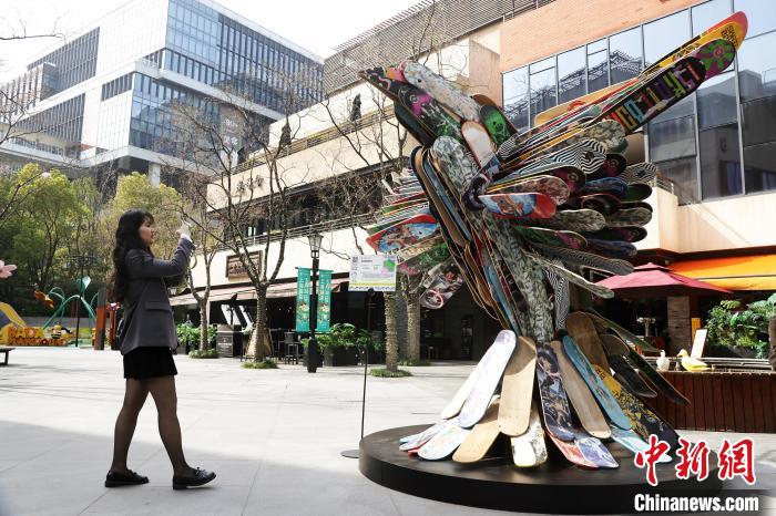 廃品に「新たな命」を吹き込む芸術家　「環境保護芸術作品展」が上海市民を魅了