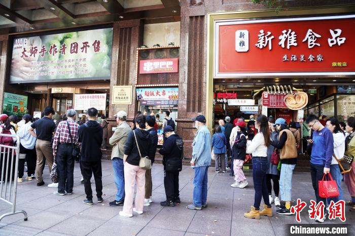清明節を控え、上海老舗の「春季限定青団」が人気に