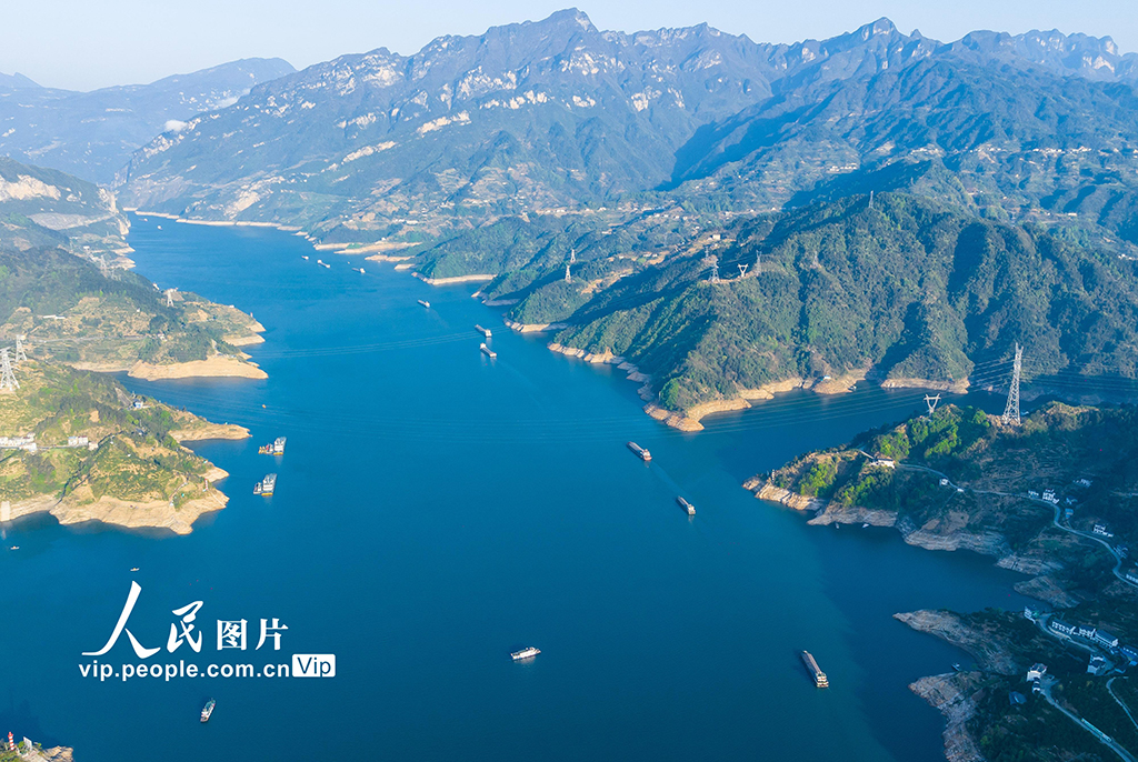 水上輸送で賑わう長江三峡の様子（撮影・鄭家裕/写真著作権は人民図片が所有のため転載禁止）。