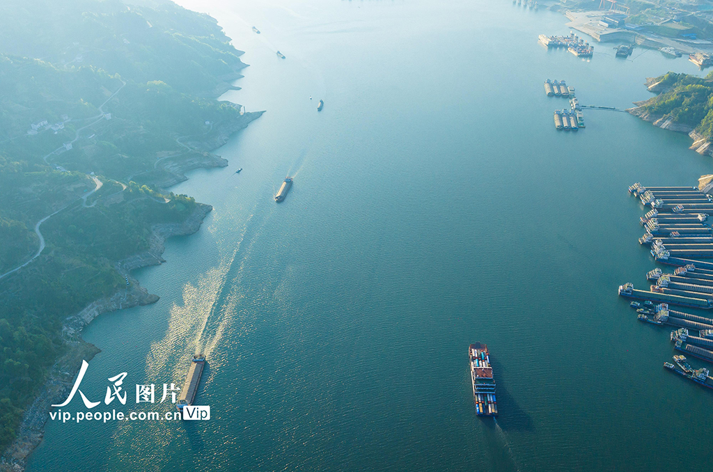 水上輸送で賑わう長江三峡　湖北省宜昌