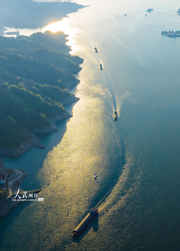 水上輸送で賑わう長江三峡　湖北省宜昌