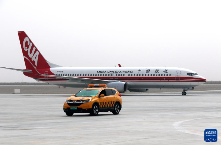 敦煌莫高国際空港に着陸した北京－敦煌の第一便となった中国聯合航空の飛行機（4月2日撮影・張暁亮）。