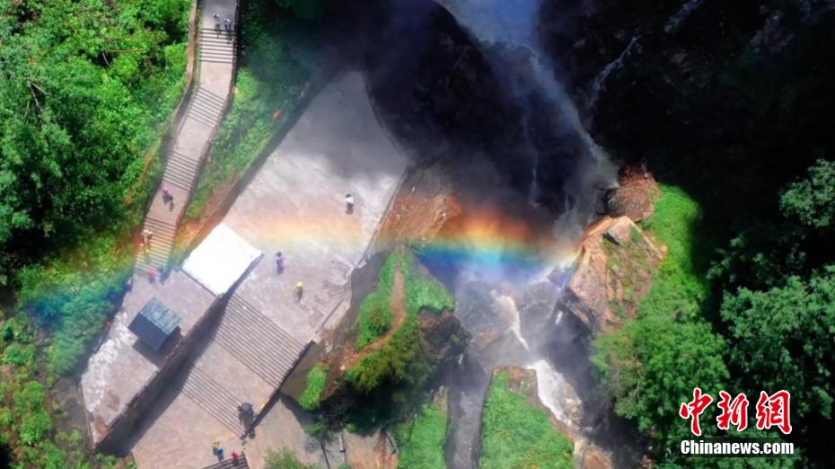 満開のハナズオウと「虹の滝」の見事なコラボ　陝西省秦嶺