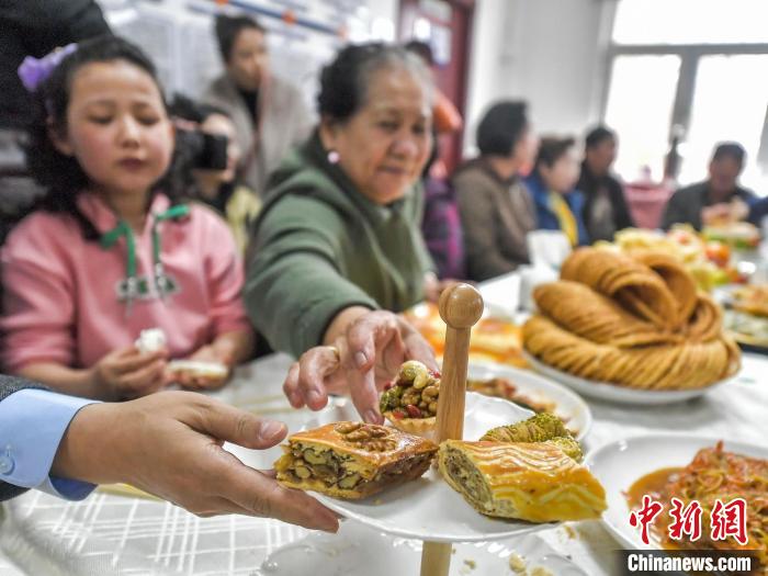 伝統祝祭日の「肉孜節」を共に祝う住民たち　新疆・烏魯木斉