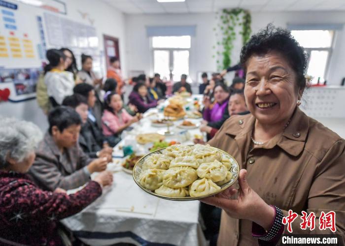 伝統祝祭日の「肉孜節」を共に祝う住民たち　新疆・烏魯木斉