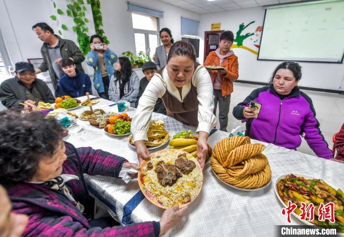 伝統祝祭日の「肉孜節」を共に祝う住民たち　新疆・烏魯木斉