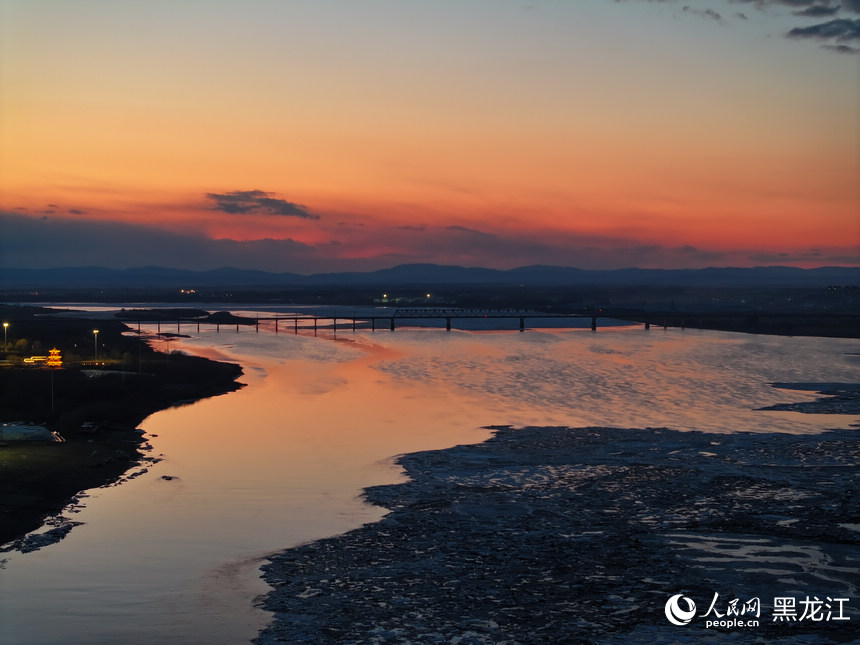 松花江の氷が融け、黒竜江省にも春が到来
