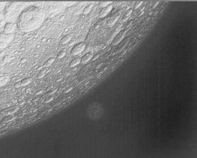 「天都2号」が4月8日、撮影を行った。波長8−14umの遠赤外線スペクトル範囲の月イメージングデータ、その背景にある小さい天体は地球だ。