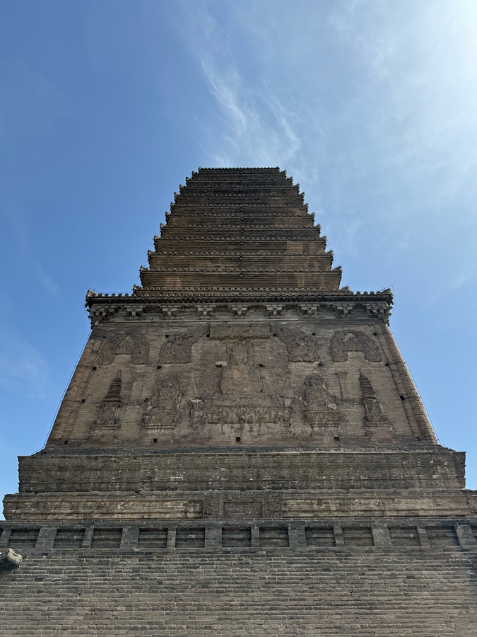 仏塔は天にのび地上の民を見守る