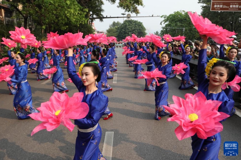 雲南省西双版納傣族自治州景洪市で水かけ祭りの伝統文化パレードに参加した各民族の代表（4月14日撮影・李雲生）。