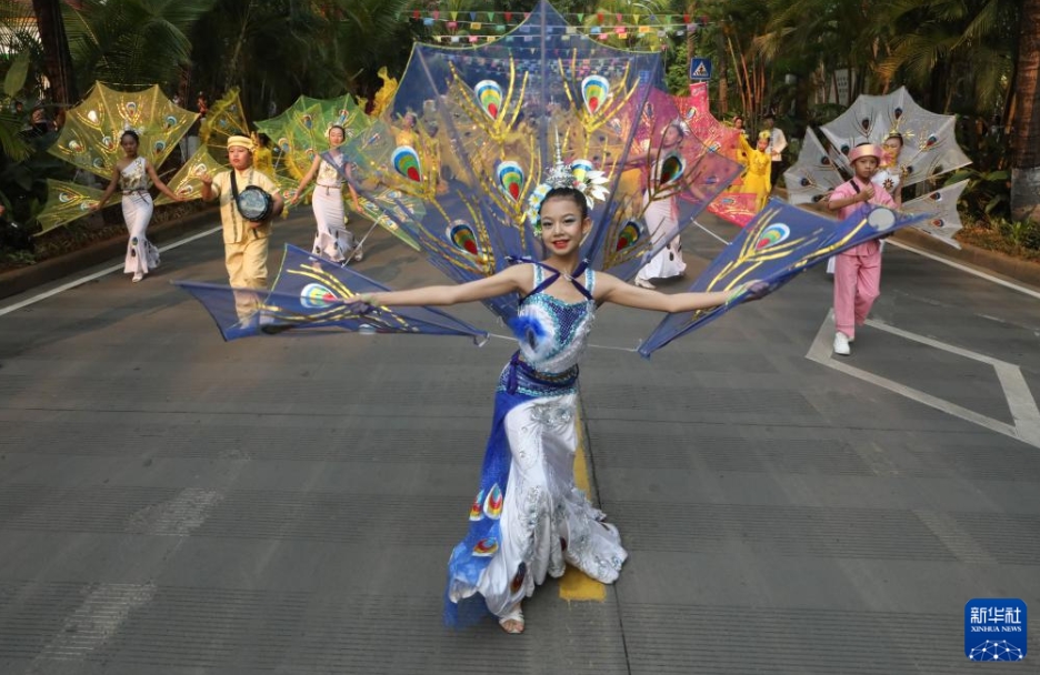 雲南省西双版納で水かけ祭り文化パレード