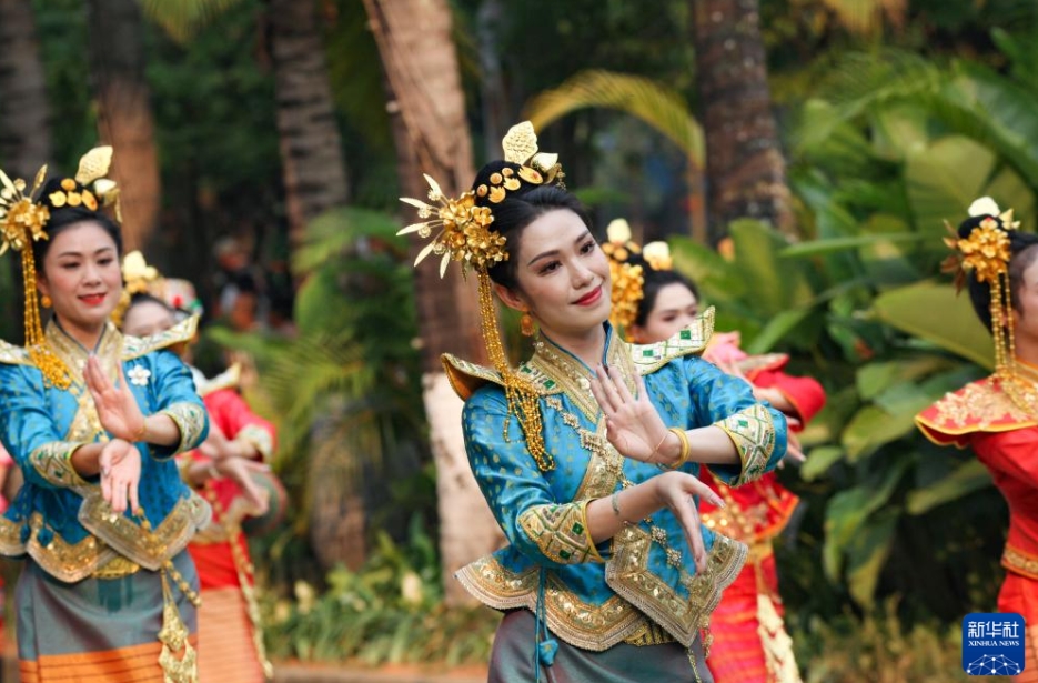 雲南省西双版納で水かけ祭り文化パレード