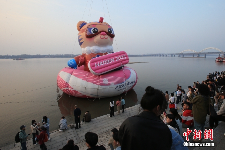 松花江の水面に登場した第9回アジア冬季競技大会の公式マスコットキャラクター「妮妮（ニーニー）」のエアバルーン（4月13日撮影・于琨）。