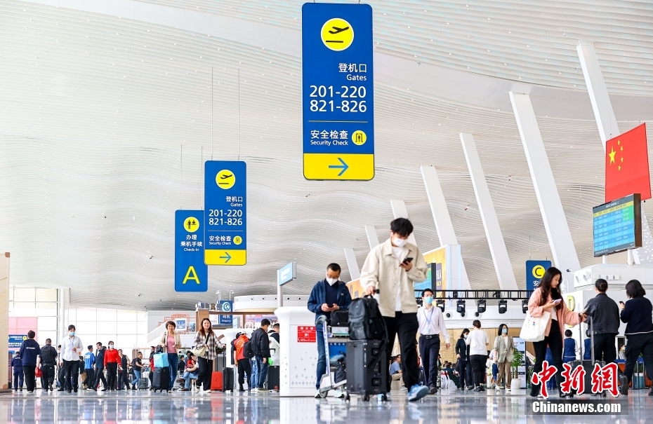 武漢天河国際空港第2ターミナルビルのロビーで、出発する旅客（4月15日撮影・張暢）。