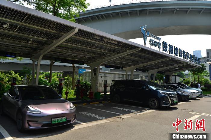 充電ステーションで充電する新エネルギー車（4月15日撮影・張斌）。