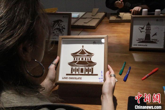 外国人留学生がチョコレート博物館を見学　山東省青島