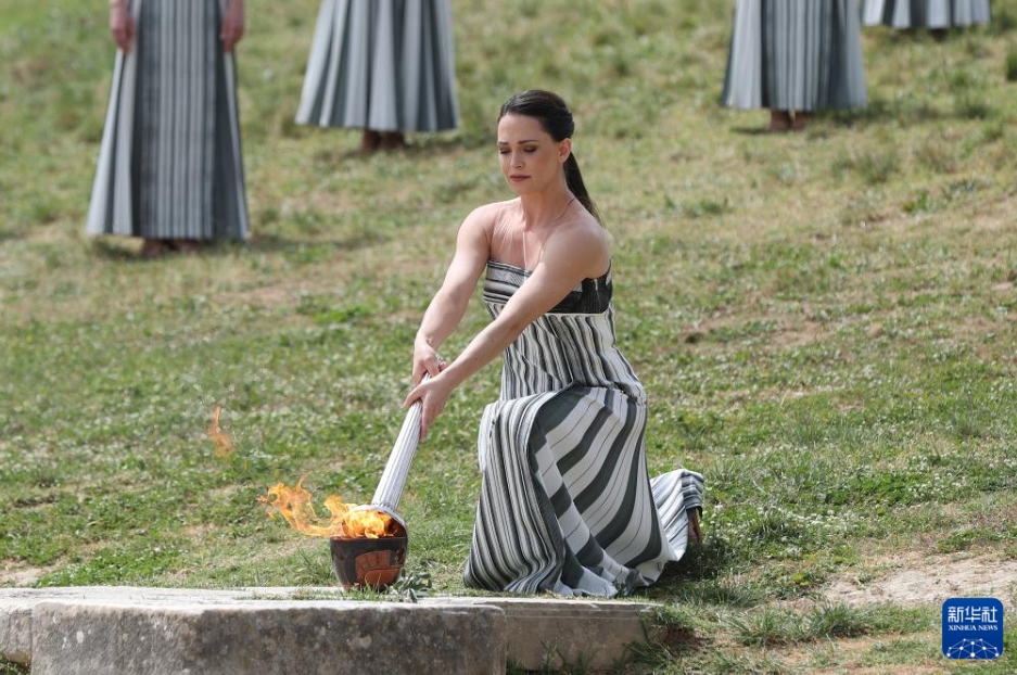 パリ五輪の聖火採火式がギリシャで開催