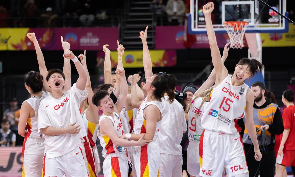 2023年7月2日、バスケットボールのFIBA女子アジアカップ2023決勝で優勝を決めて喜ぶ中国の選手（撮影・胡涇辰）。