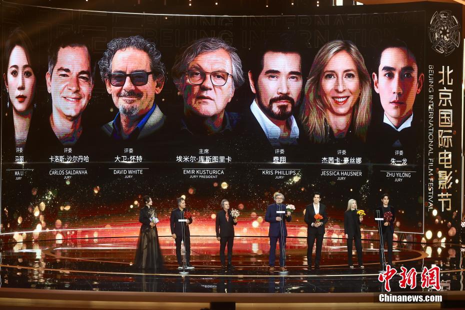 ステージに並んだ第14回北京国際映画祭「天壇賞」の審査員たち（撮影・易海菲）。