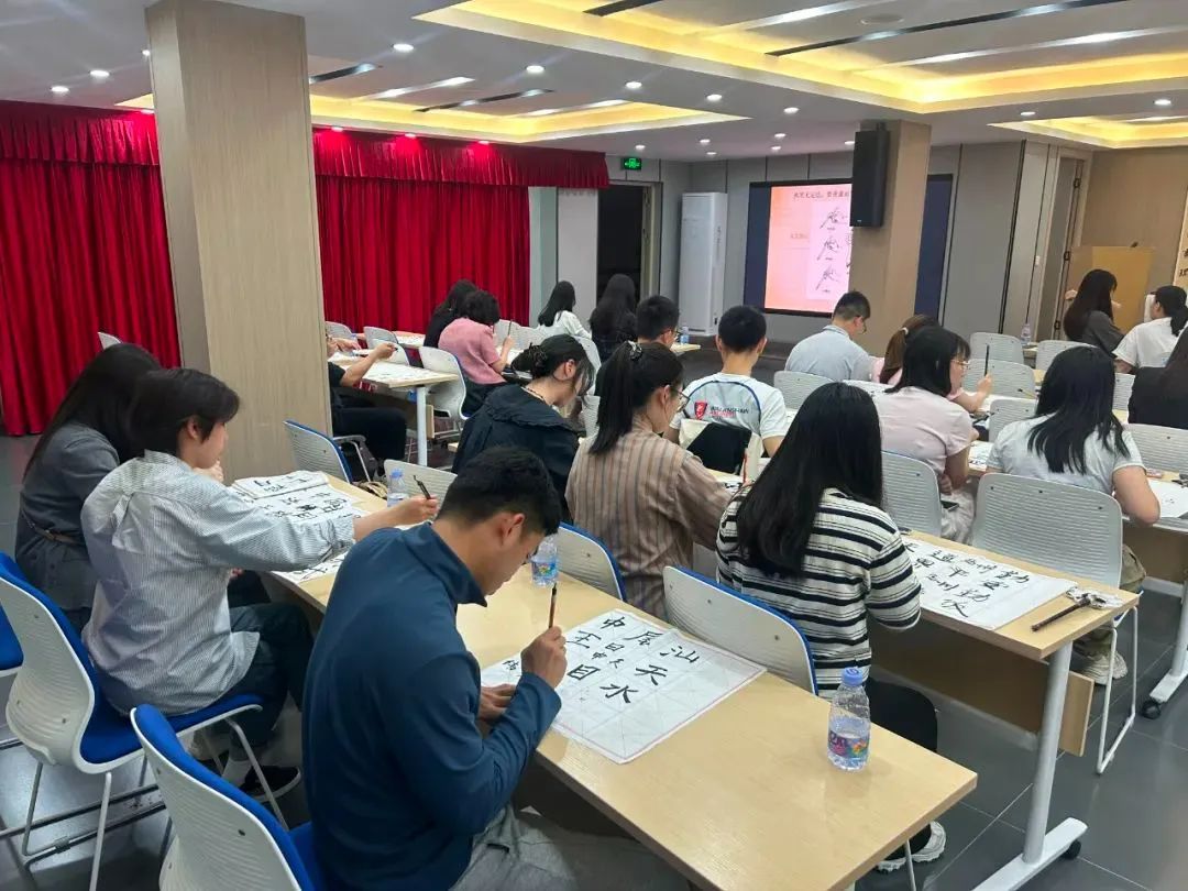 広東省汕尾市で行われている若者向け夜間スクールの書道教室には、熱心な若者40人が参加した。