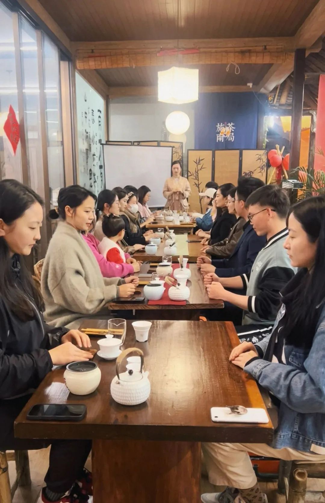 湖北省恩施市で行われている茶芸教室には、若者たちが連れ立って参加していた。