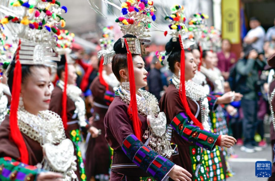 「姉妹節」を祝う苗族の人々　貴州省台江