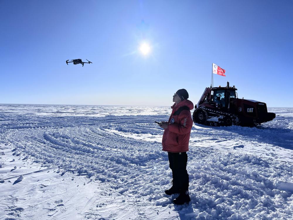 崑崙基地付近でドローンによる科学観測を行う中国第40次南極観測隊員の耿通氏。