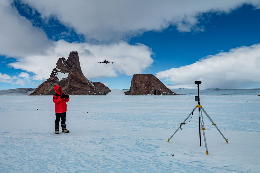 グローブ山脈でドローン航行観測を行う中国第40次南極観測隊員の褚馨徳氏。