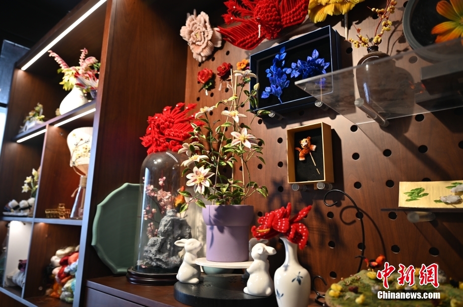 南京市民俗博物館（南京市無形文化遺産館）に展示された南京の無形文化遺産であるベルベット生地で作った花や鳥などの工芸品「絨花」の作品（撮影・国璇）。