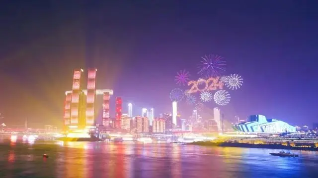 旧暦の大晦日となった今年2月9日、重慶で行われたライトアップや花火のショー（撮影・陳啓寧）。
