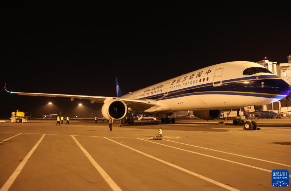 4月24日夜、瀋陽桃仙国際空港で、離陸前の準備作業が行われる瀋陽発フランクフルト行きCZ8021便（写真提供・中国南方航空北方分公司）。