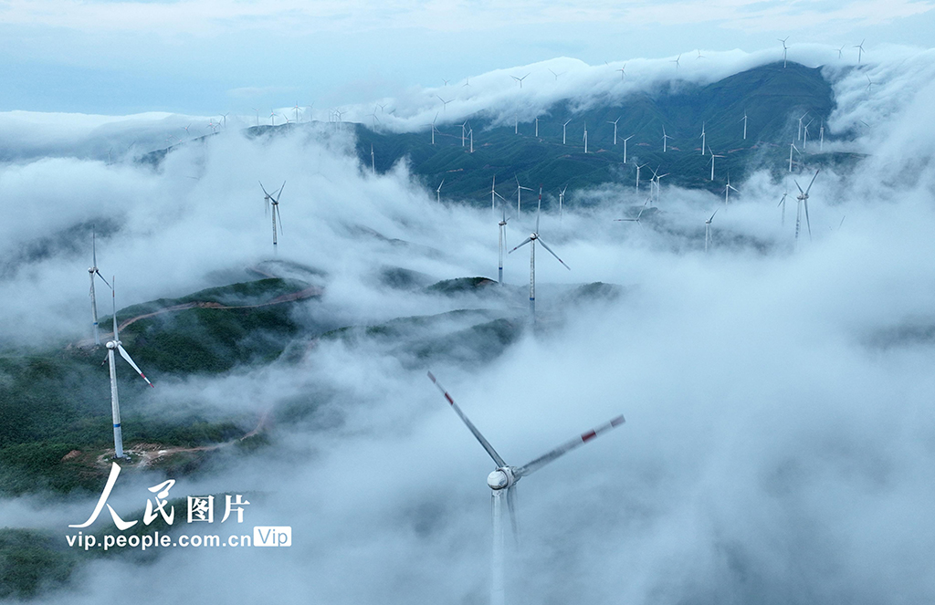 風力発電機と雲海が織りなす幻想的な風景　広西