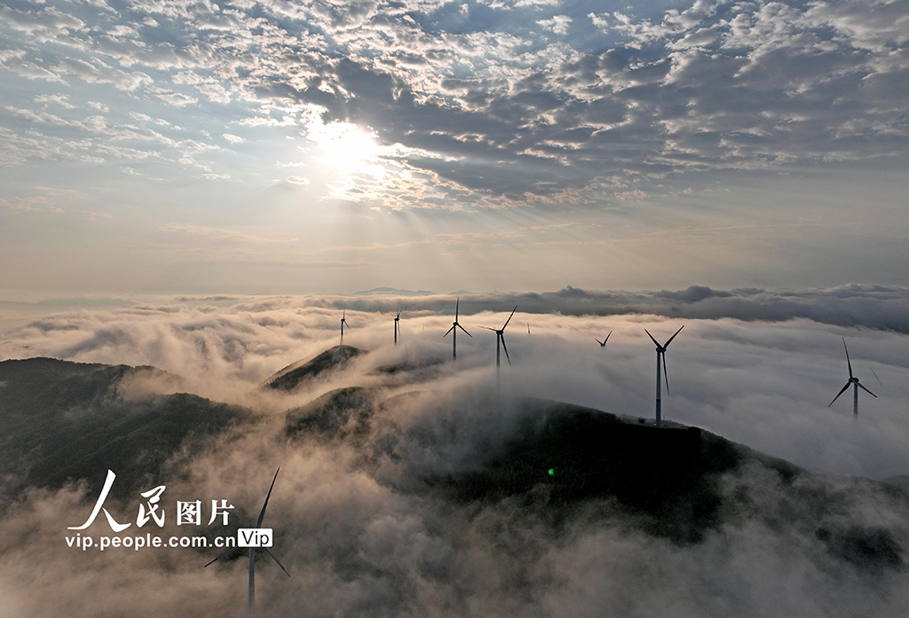 風力発電機と雲海が織りなす幻想的な風景　広西