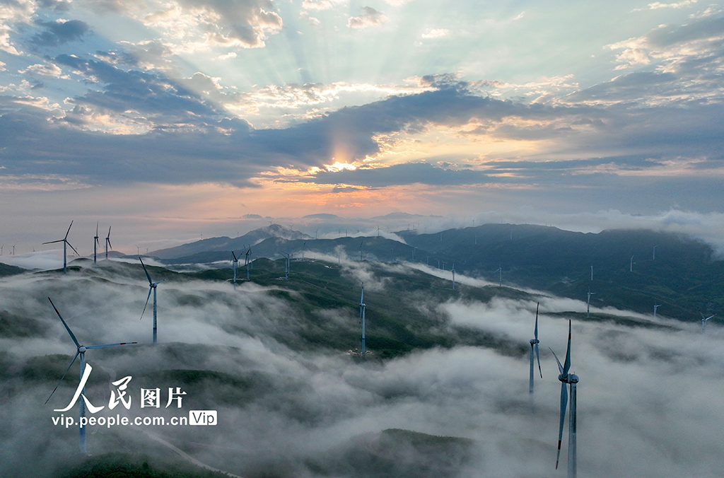 風力発電機と雲海が織りなす幻想的な風景　広西