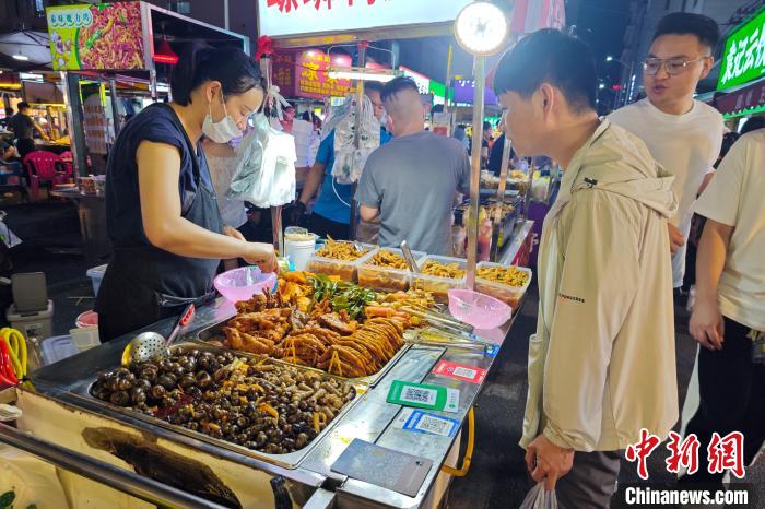 各地から食いしん坊が集まる広西・南寧市の大人気ナイトマーケット