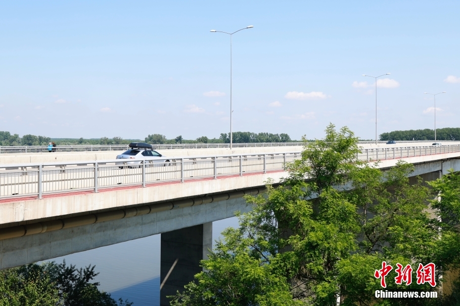 「中国橋」と呼ばれるセルビア・ベオグラードのゼムン－ボルカ橋