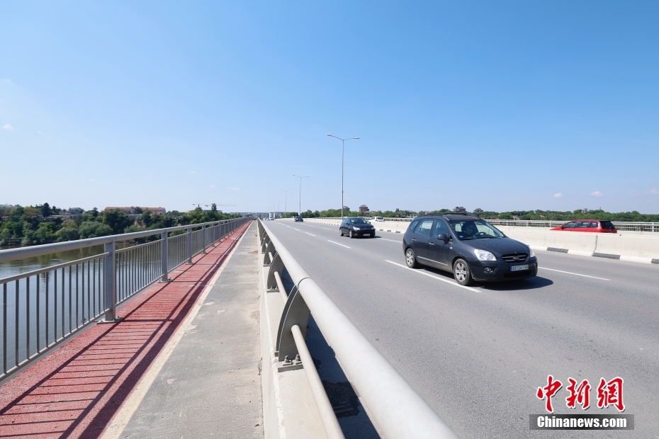 「中国橋」と呼ばれるセルビア・ベオグラードのゼムン－ボルカ橋