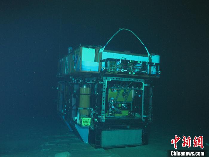 有人潜水船「奮闘者」号、7回の深海潜水作業を遂行　最深は7735.9m