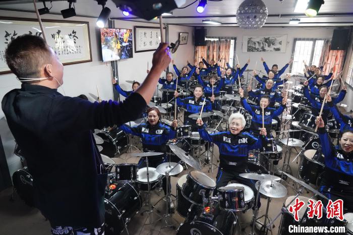 雲南省のある音楽教室でドラムの練習をする高齢者たち（3月20日撮影・劉冉陽）。