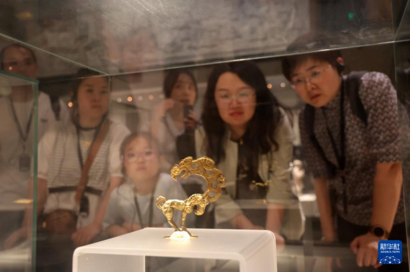 陝西省歴史博物館で文化財を見学する観光客（5月2日撮影・初宝瑞）。